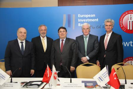 Mr İbrahim Çanakcı, Undersecretary of Treasury, signed on behalf of the Republic of Turkey, and President Werner Hoyer signed on behalf of the EIB, in the presence of the EIB Vice-President responsible for Turkey, Mr Pim van Ballekom, during an official visit to Turkey
