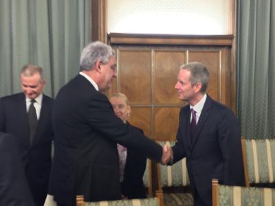 From left to right: Romanian Prime Minister M. Tudose and EIB Vice-President A. McDowell