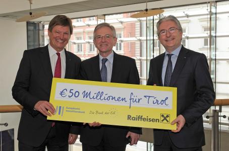 On the photo (from left): Dr. Hannes Schmid, Sprecher des Vorstandes der RLB Tirol AG, EIB-Vizepräsident Wilhelm Molterer und Dr. Thomas Bock, Firmenkundenvorstand der RLB Tirol AG.