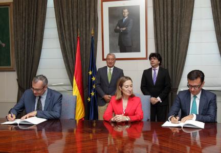 from left to right: Mr José Lorca, President of State Ports, Ms Ana Pastor, Minister of Public Works, and Mr Román Escolano, Vice-President of the EIB