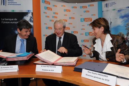 From left to right: Philippe de Fontaine Vive, EIB Vice-president, Jean-Paul Huchon, President of the region Île-de-France and Sophie Mougard, Director General of STIF