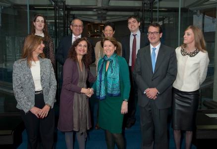 Group photo after the signature