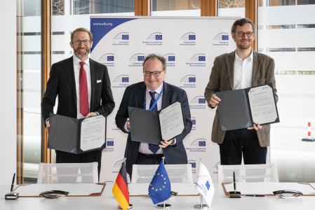 Signature with Smart Reporting, with  Wieland Sommer, co-CEO Smart Reporting  Peter Vanovertveld, co-CEO Smart Reporting