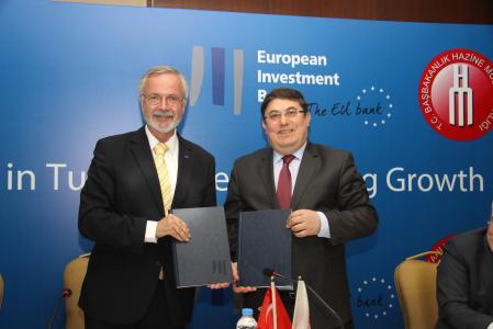 Mr İbrahim Çanakcı, Undersecretary of Treasury, signed on behalf of the Republic of Turkey, and President Werner Hoyer signed on behalf of the EIB, in the presence of the EIB Vice-President responsible for Turkey, Mr Pim van Ballekom, during an official visit to Turkey
