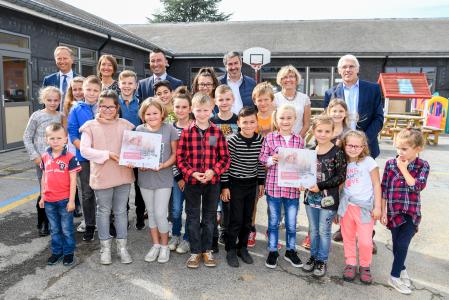 Avec la participation des enfants de l'école du Gros-Chêne, les représentants de la BEI et de Belfius ont remis à Mme la Bourgmestre et aux échevins de Flémalle, une plaque commémorative pour le premier projet réalisé grâce au programme Smart Cities, Action pour le climat et économie circulaire