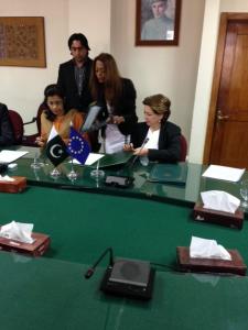 Ms Nargis Sethi, Secretary of Pakistan’s Economic Affairs Division and EIB Vice-President Magdalena Álvarez Arza at a ceremony in Islamabad.
