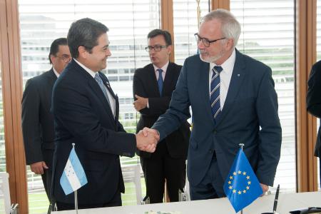 Mr Juan Orlando Hernández, President of the Republic of Honduras and Werner Hoyer, President of the EIB