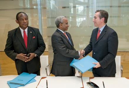 EIB Vice-President Mr P. Sakellaris and, Mr. A. Diallo, Secretary-General of the West African Power Pool in presence of Liberian Minister for Lands, Mines and Energy Hon. Eugene Shannon