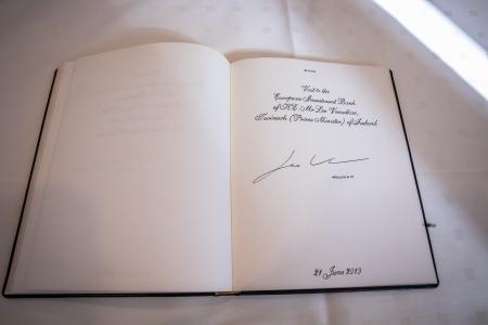 Mr. Leo Varadkar, Irish Prime Minister visits the EIB, signs the EIB's Golden Book and witnesses the signature of the 3,50M Dublin Airport investment