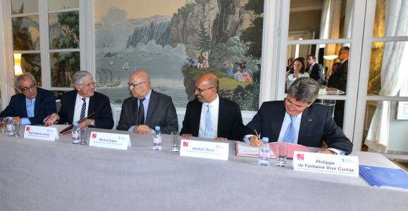 Un an après la signature de leur accord de coopération bilatérale, le 13 juin 2013, Pierre‐René Lemas,Directeur général du groupe Caisse des Dépôts, et Philippe de Fontaine Vive Curtaz, Vice‐Président de laBanque Européenne d’Investissement, approfondissent la coopération entre leurs institutions et l’articulation de leurs interventions au service du financement à long terme des secteurs stratégiques de l’économie