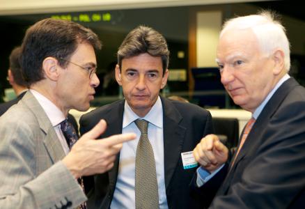 From left to right: Bertrand de Mazières, Director General for Finance of the EIB, Philippe de Fontaine Vive, EIB Vice-President and Philippe Maystadt, President of the EIB
