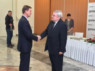 From left to right: Prime Minister of the Republic of Slovenia Mr Miro Cerar, and EIB Vice President Mr László Baranyay.