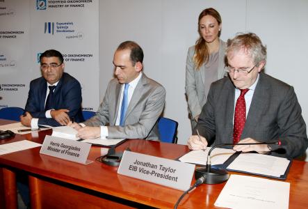 From left to right: Mr Nicos Kouyialis, Cyprus’s Agriculture, Rural Development and Environment Minister, Mr Harris Georgiades, Minister of Finance, and Mr Jonathan Taylor, EIB Vice-President responsible for operations in Cyprus.