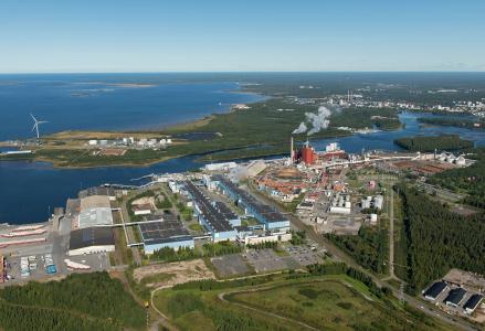 The European Investment Bank (EIB) is extending a €435 million credit to forestry company Stora Enso so it can produce greener packaging for foods and personal care products. The loan is for a major upgrade of Stora Enso’s manufacturing site in Oulu, where the company already invested €1 billion euro in reusable, fiber-based, and recyclable packaging production for consumer goods. 