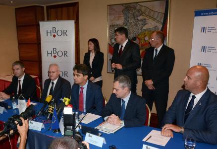 From right to left: Mr. Roko Tolić, Dubrovnik Airport Director Mr Dario Scannapieco, Vice President of the EIB Mr. Branko Grčić Deputy Prime Minister and Minister of Regional Development and EU Funds of CroatiaMr. Dušan Tomašević, President of HBOR Managing BoardMr. Goran Filipić, Member of HBOR Managing Board