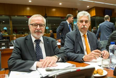 From left to right: Mr Werner HOYER, President of the EIB; Mr Hans Jorg SCHELLING, Austrian Federal Minister for Finance.