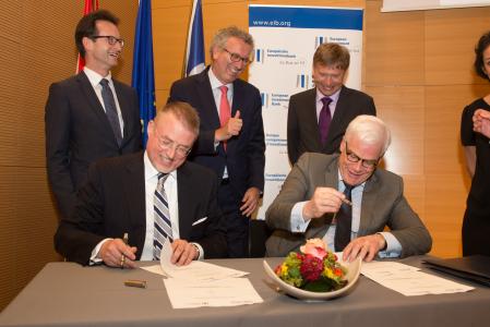 De gauche à droite : Carlo Thelen, Directeur Général de la Chambre de Commerce du Luxembourg, Patrick Nickels, président de la SNCI, Pierre Gramegna, Ministre des Finances, Pim Van Ballekom, vice-président de la BEI et Emmanuel Baumann, Directeur de la SNCI