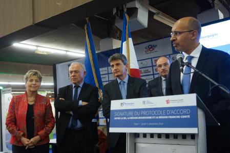 De gauche à droite : Mme Marie-Guite Dufay, Présidente du Conseil régional de Franche-Comté, M. François Patriat, Président du Conseil régional de Bourgogne, M. Philippe de Fontaine Vive, Vice Président de la BEI, M. Harlem Désir, Secrétaire d'Etat aux affaires européennes.