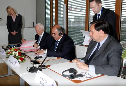 From left to right: Mr Philippe Maystadt, President of the EIB, Mr. M. Najmiddinov, Minister of finance of the Republic of Tadjikistan and Mr. Puliti from the EBRD