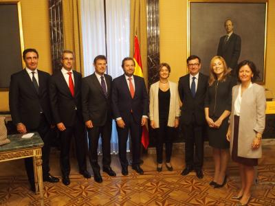 EIB Vice-President Román Escolano with the Minister of Infrastructure Rafael Catalá, with the Minister of Environment and Agriculture, Isabel Tejerina, and representations of the different banks and financial entities that have participated in the event