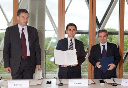 From left to right: Mr Soskic, Governor of the National Bank of Serbia, Mr B. Djelic, Deputy Prime Minister and Mr Dario Scannapieco, Vice-President of the EIB