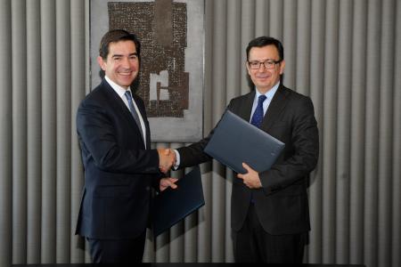 From left to right: Mr Carlos Torres Vila, delegate counsel of BBVA, and Mr Román Escolano, Vice-President of the EIB.
