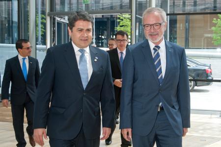 Mr Juan Orlando Hernández, President of the Republic of Honduras and Werner Hoyer, President of the EIB