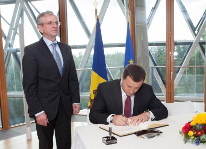 Mr Wilhelm Molterer, Vice-President of the EIB and H.E. Mr Vladimir Filat, Prime Minister of the Repulic of Moldova