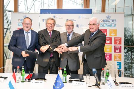 De gauche à droite : M. Romain Schneider, ministre de la Coopération et de l’Action humanitaire, M. Pierre Gramegna, ministre des Finances, le président de la Banque européenne d’investissement, Dr. Werner Hoyer et le Vice-président en charge des opérations dans les pays ACP, Pim van Ballekom.