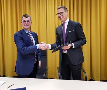 From left to right: J. Ruusunen, President and CEO of Fingrid and EIB Vice-President A. Stubb