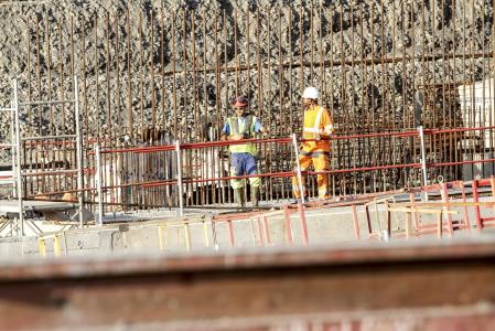 Construction d'une route express à 2x3 voies de 12 km entre Saint Denis et La Possession se composant de 2 digues (1 km et 5,7 km) et d'un viaduc de 5,3 km. Deux voies seront réservées pour les transports en commun.
