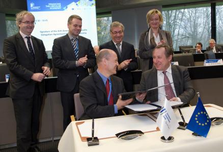 Signing from left to right: Klaus Trömel, Secretary General of the EIB andMr Wolfgang Burtscher,Deputy Director General, DG RTD, European Commission with EIB Vice-Presidents Jonathan Taylor and Jan Vapaavuori, European Commissioner Karmenu Vella, and Secretary of State Mrs Francine Closener