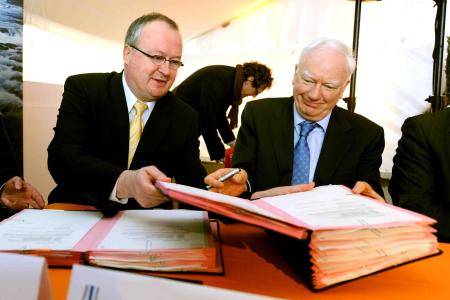 From left to right: Jean-Luc Martin, President of Board of SPGE; Philippe Maystadt, President of the EIB
