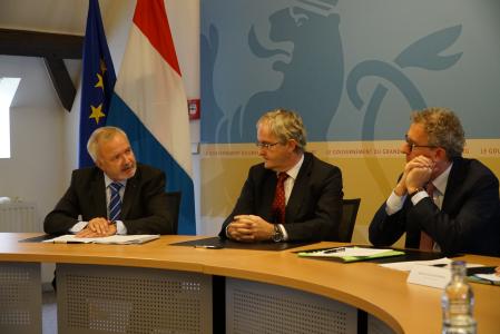 from left to right: Mr Werner Hoyer, President of the EIB, Mr Jonathan Taylor, Vice-President of the EIB, and Mr Pierre Gramegna, Minister for Finance