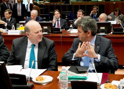 Mr Michael NOONAN, Irish Minister for Finance. Mr Philippe de FONTAINE VIVE CURTAZ, Vice-President of the EIB