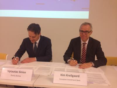 From left to right: Mr Vytautas Sinius, Šiaulių bankas’ head of administration, and Mr Kim Kreilgaard, EIB Head of division, Banks and Corporates – Poland and Baltics .