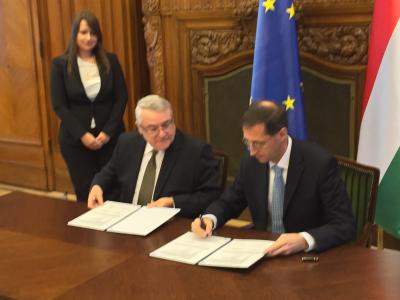 Mr László Baranyay, EIB Vice-President and Mr. Mihály Varga, Minister for National Economy