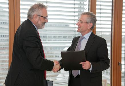 Mr Csaba BUGÁR, CEO of of Diákhitel Központ and Mr Wilhelm Molterer, Vice-President of the EIB