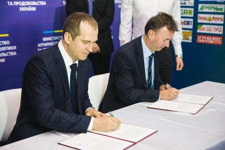 Ukraine’s Minister of Agrarian Policy and Food, Oleksiy Pavlenko and EIB Director of the Neighbouring Countries Department, Heinz Olbers