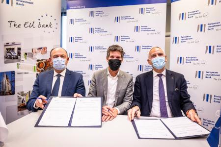 From left to right: W. Borsus, Minister of Economy of Wallonia, M. Vanbrabant, CEO of iSTAR Medical and EIB Vice-President K. Peeters