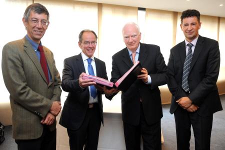 de g à dr: MM. Dominique Opfergelt, Administrateur général de l'UCL - Bruno Delvaux, Recteur UCL - Philippe Maystadt, Président de la BEI et Jean Hilgers, Président du Conseil d'administration de l'UCL.