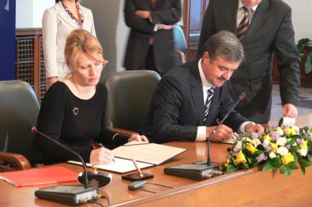 From left to right Ms Marta Gajęcka, EIB Vice-President responsible for lending in Central Europe as well as Bulgaria, and the Bulgarian Deputy Prime Minister and Minister of Finance Mr Simeon Djankov