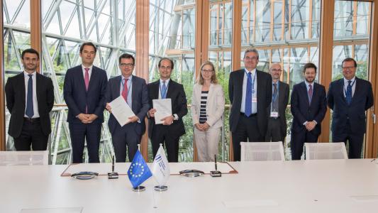 Vice-President Román Escolano, signs the agreement with Farmafactoring España