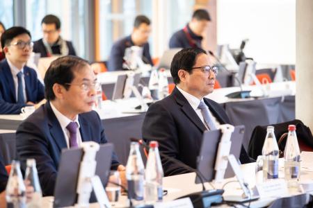 Official meeting of Vietnamese Prime Minister Phạm Minh Chính and EIB Vice-President Kris Peeters at the EIB headquarters in Luxembourg on December 10, 2022. 
