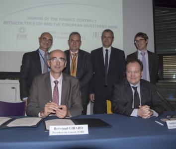 Le contrat de financement a été signé par Francesco Sette, Directeur Général de l’ESRF, Bertrand Girard, Président du Conseil de l’ESRF et Ambroise Fayolle, Vice-Président de la BEI en charge de l’innovation, en présence de Jean-David Malo, Chef de l’unité Ingénierie financière à la direction générale de la Recherche et de l’Innovation de la Commission Européenne