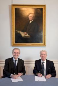From left to right: EIB Vice President Jonathan Taylor, and Edinburgh Principal Professor Sir Timothy O'Shea.