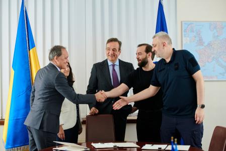 Ukraine: EIB and Ukrainian Railways sign €6.7 million EU grant to address urgent needs of rail transport services