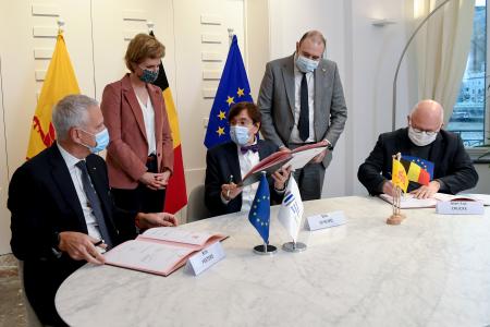 De gauche à droite : K. Peeters, Vice-Président de la BEI ; Céline Tellier, Ministre de l’Environnement ; E. Di Rupo, Ministre-Président wallon ; C. Collignon, Ministre wallon du Logement ; J.-L. Crucke, Ministre wallon du Budget 