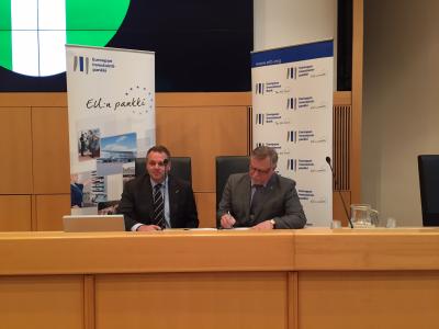 Jan Vapaavuori, Vice-President of the EIB and Mr Esko Lotvonen, Mayor of Rovaniemi during the signature