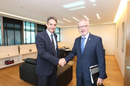 From left to right: Mr Kyriakos Mitsotakis, New Democracy leader, and Mr Werner Hoyer, EIB President
